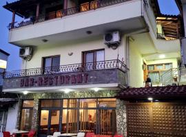 Nako Guest House bar&restaurants, Hotel in Përmet