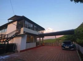 Entire Dormitory in Tea Estate, vakantiehuis in Munnar