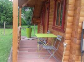 Le petit chalet jurassien, hotel in Jouhe