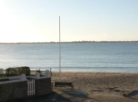 Face à la mer studio de 33m2 avec terrasse et wifi, viešbutis mieste Larmoras-Plažas