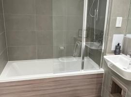 Lovely Private double room, hotel di Barking