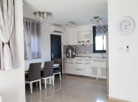 Hadas Villa Spa Yavne'el by Sea N' Rent: Yavneʼel şehrinde bir otel