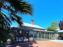 The Red Door: Expansive Home/Pool/4 BR w Ensuites, hotel with hot tubs in Glenelg