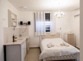 Hadas Spa Apartment Yavne'el by Sea N' Rent, къща тип котидж в Явне'ел