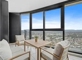 Luxe Canal View APT in Surfers Steps from the Sea