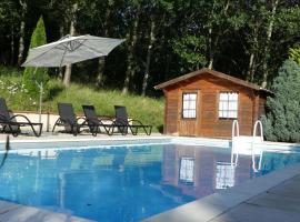 Attractive holiday home with garden, hotel s bazénom v destinácii Saint-Marcet