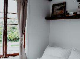 Cozy & Thoughtful Tiny Home, hotel in Kallangur