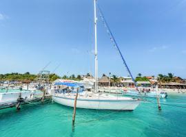 Walk barefoot to beach! Private Sailboat at North End, queen bed, en-suite bath, AC, boat in Isla Mujeres