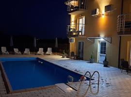 Prenociste jezerske zvezde, готель з басейнами у місті Веліко-Ґрадіште
