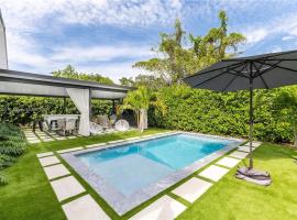15 Guests Luxury Miami House With Pool & Gazebo!, хотел в Маями