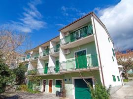 Apartments Ines - 15 meters from the beach, hotel en Promajna