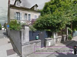 Studio tout confort avec jardin gare Mantes, place to stay in Mantes-la-Jolie