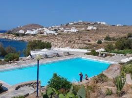 Mykonian house with shared pool, hotell i Ornos