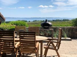 Luxury house with breathtaking sea view of Mols, hotel em Rønde