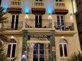 Hotel Flots d'Azur، فندق في ليه بوميت، نيس