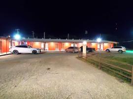 Holiday Host Motel & RV Park, hotel v destinaci Sonora