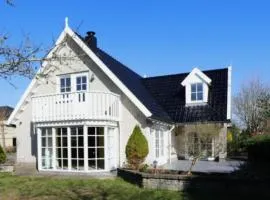Vrijstaande villa met grote tuin, 4 slaapkamers en sauna