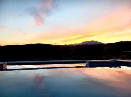 Villa privative des cinq tours avec piscine, hotel en Vinezac