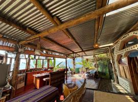 Earthship 3 levels apartment starboard cabin with lake view, casa de campo em San Marcos La Laguna