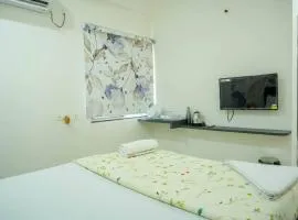 A/C room with Queen Bed Gachibowli