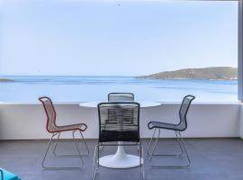 Blue Frames Summer House, hotel con alberca en Andros