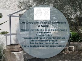 Jolie maison de ville avec un extérieur au calme - Les Dragons de la Chamoiserie NIORT, hotel in Niort