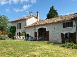 La Grange Traditional stone French Farmhouse stunning views, hotell i Villetoureix