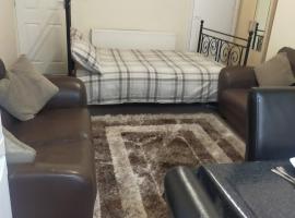 Female only Extra Large Double Room with Ensuite, hotel in Bradford