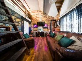 2 Independant Boutique Apartments one sleeps 2 the other sleeps 4, Meadowhall, Sheffield Arena, Free Parking