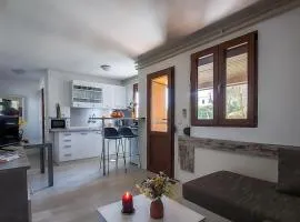 Poolside compact family cottage Lea