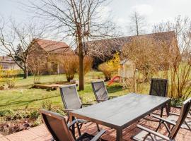 Blick ins Freie: Landhaus mit idyllischem Garten, hotel in Rietz Neuendorf