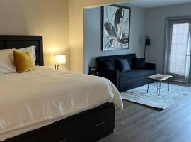 Valley Vista Retreat - Luxe Studio - Top Floor Serenity - Romantic Getaway - Heated Pool Haven, готель у місті Shanty Bay