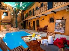 Historic Colonial Boutique Hotel Pool Jacuzzi Bar Restaurant by AA Group、サントドミンゴのホテル