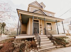 Retro Gem Box Victorian Steps from Irvine Park – hotel w mieście Saint Paul