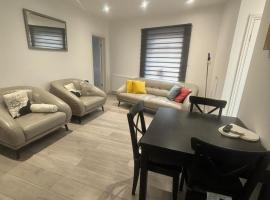 Modern 3 bed flat near Crystal Palace Stadium with great transport links, hôtel à Norwood