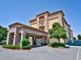 Hampton Inn & Suites Pittsburg、ピッツバーグにあるBuchanan Field Airport - CCRの周辺ホテル