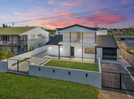 9 Room Family & Pet Friendly Home, hotel in Caloundra