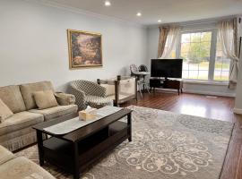 3 BR GREAT HOUSE WITH 2 parking, hotell sihtkohas Richmond Hill