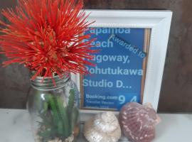 Papamoa Beach Hugoway, Pohutukawa Studio Deluxe, Close beach, free parking, hotel en Papamoa