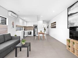 New Modern 2BR 2baths Apt in Homebush Sleeps 6, hotel in Sydney