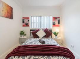 Cozy Duplex Home 3 Bdrms 1 Bath Sleeps 6, hotell med parkering i Glenfield