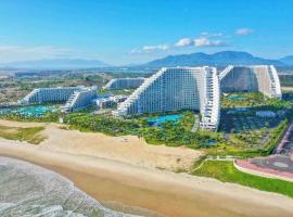 The Oceanfront Apartment At Cam Ranh, hotel in Cam Ranh