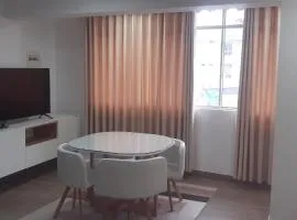 ALQUILER DE DEPARTAMENTO TIPO ESTUDIO EN HUARAZ. Ofrece una capacidad máxima de 6 personas, cuenta con comedor, sala y cocina. Además baño completo con ducha y columna de hidromasaje, agua caliente dispuesta por terma solar las 24 horas del día.