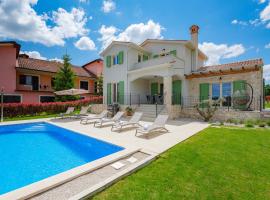 Beautiful Villa Bartol with pool and view in Pazin, ξενοδοχείο σε Trviž