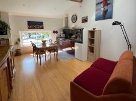 Confortable T2 de 50 m2 avec patio et parking privé, appartement à Bruges