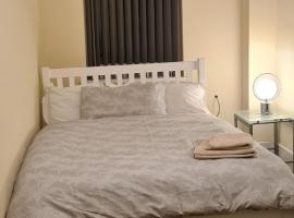 Super Comfy & Family Friendly Home, hotel in Leigh