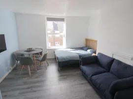 Spacious 1 Bedroom Central Flat