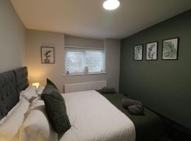 7 Min To Airport - Free Parking - 5 Beds, hotel en Handforth