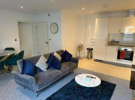 Cromwell Court Apartments: Huntingdon şehrinde bir otoparklı otel