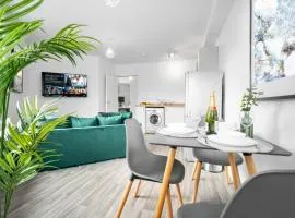 Modern 2 Bedroom Apartment - WIFI & Netflix - Secure Parking - Top Rated - 27AC